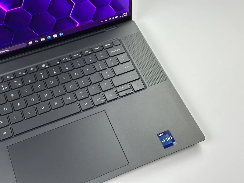 Dell Precision 5680 z procesorem i7-13800H, 32GB RAM, ekranem 16" 4K OLED i RTX A1000. Mobilna stacja robocza z klawiaturą US i Thunderbolt 4.