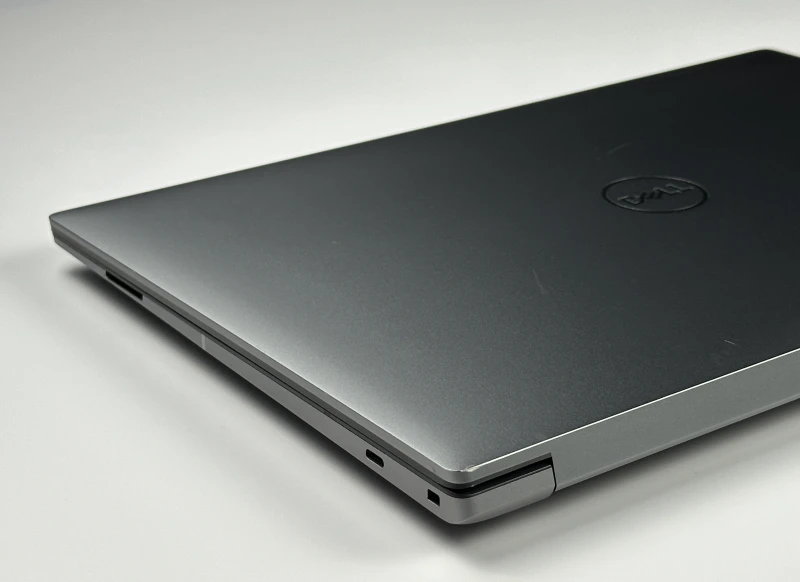 Dell Precision 5680 z procesorem i7-13800H, 32GB RAM, ekranem 16" 4K OLED i RTX A1000. Mobilna stacja robocza z klawiaturą US i Thunderbolt 4.