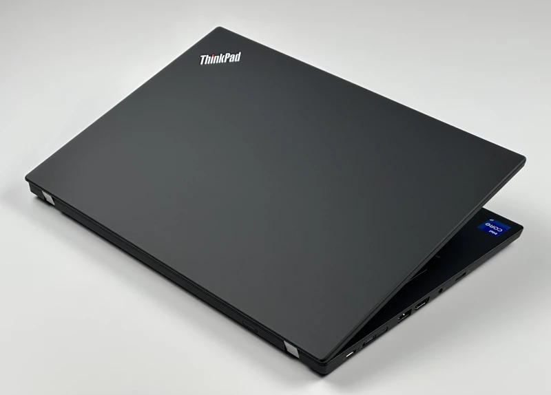 Lenovo ThinkPad P14s Gen 2 – i7-1165G7, FHD i grafika T500. Wydajność i mobilność klasy premium, stworzone dla profesjonalistów.