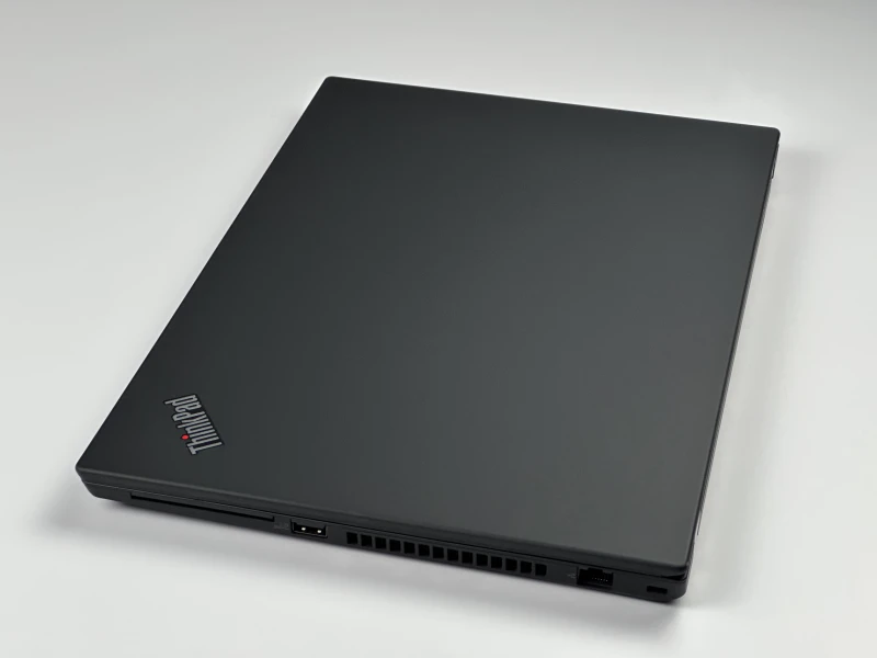 Lenovo ThinkPad P14s Gen 2 – i7-1165G7, FHD i grafika T500. Wydajność i mobilność klasy premium, stworzone dla profesjonalistów.