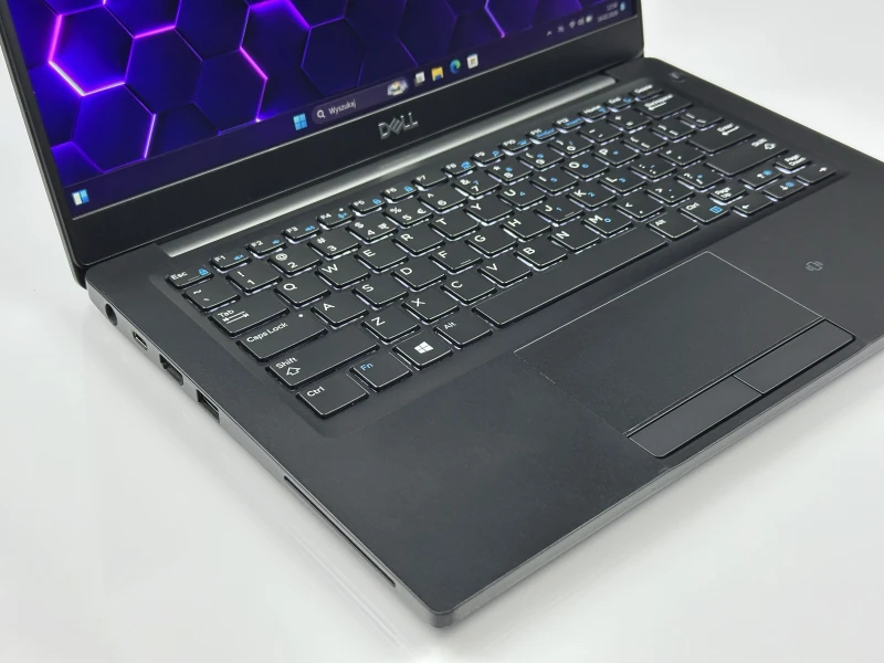 Dell Latitude 7390 – i5-8350U, FHD, klawiatura US (PL) z pełną obsługą polskich znaków. Mobilność, wydajność i wygoda w kompaktowej formie!