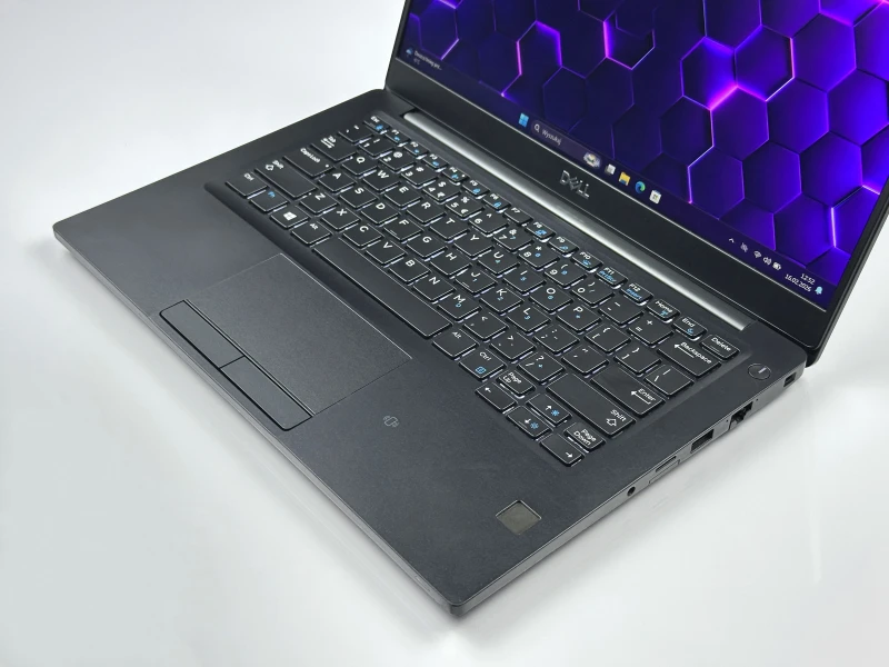 Dell Latitude 7390 – i5-8350U, FHD, klawiatura US (PL) z pełną obsługą polskich znaków. Mobilność, wydajność i wygoda w kompaktowej formie!