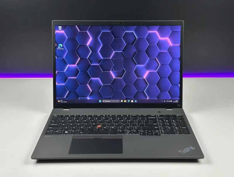 Lenovo ThinkPad T16 Gen 1 z procesorem i5-1235U i ekranem 16" FHD+. Laptop biznesowy z klawiaturą US, formatem 16:10 i złączami Thunderbolt 4.