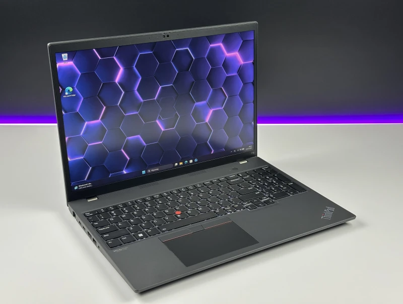 Lenovo ThinkPad T16 Gen 1 z procesorem i5-1235U i ekranem 16" FHD+. Laptop biznesowy z klawiaturą US, formatem 16:10 i złączami Thunderbolt 4.