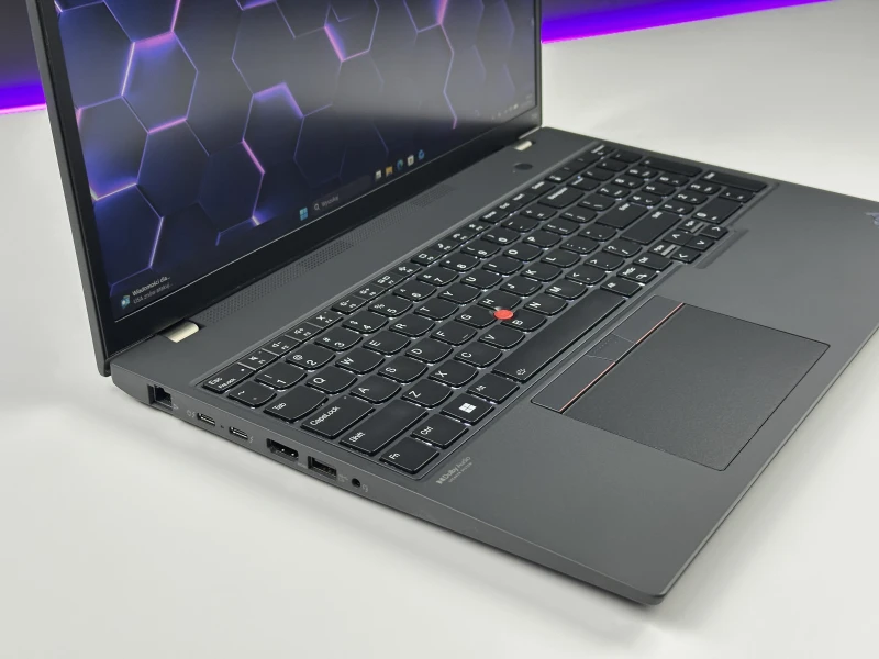 Lenovo ThinkPad T16 Gen 1 z procesorem i5-1235U i ekranem 16" FHD+. Laptop biznesowy z klawiaturą US, formatem 16:10 i złączami Thunderbolt 4.