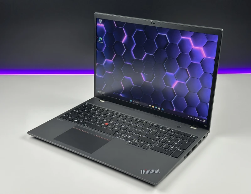 Lenovo ThinkPad T16 Gen 1 z procesorem i5-1235U i ekranem 16" FHD+. Laptop biznesowy z klawiaturą US, formatem 16:10 i złączami Thunderbolt 4.