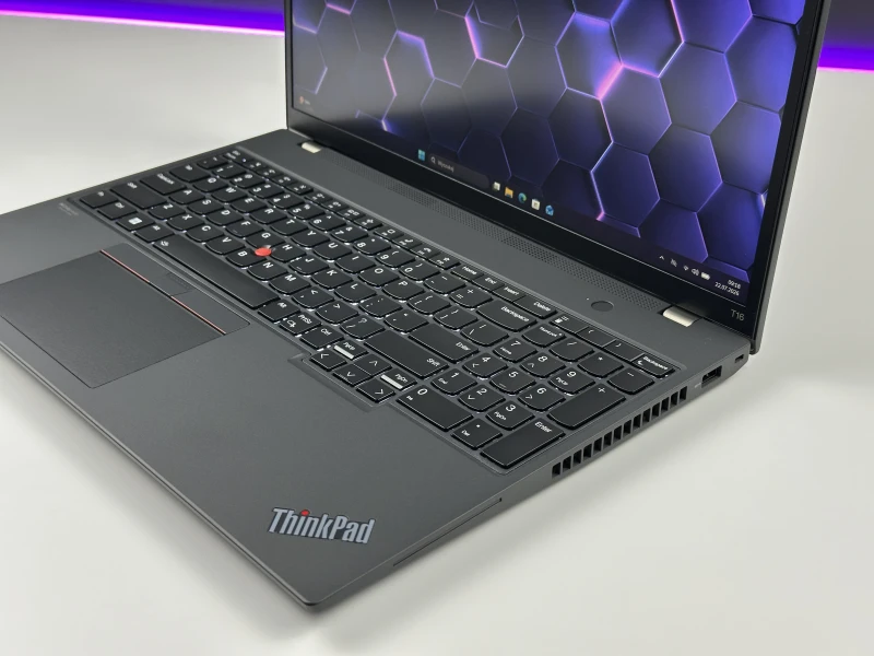Lenovo ThinkPad T16 Gen 1 z procesorem i5-1235U i ekranem 16" FHD+. Laptop biznesowy z klawiaturą US, formatem 16:10 i złączami Thunderbolt 4.