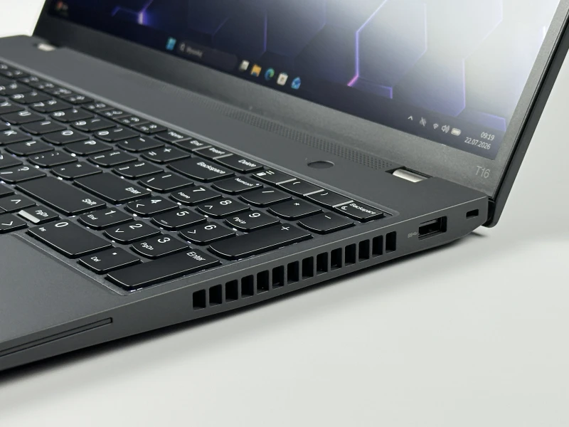 Lenovo ThinkPad T16 Gen 1 z procesorem i5-1235U i ekranem 16" FHD+. Laptop biznesowy z klawiaturą US, formatem 16:10 i złączami Thunderbolt 4.