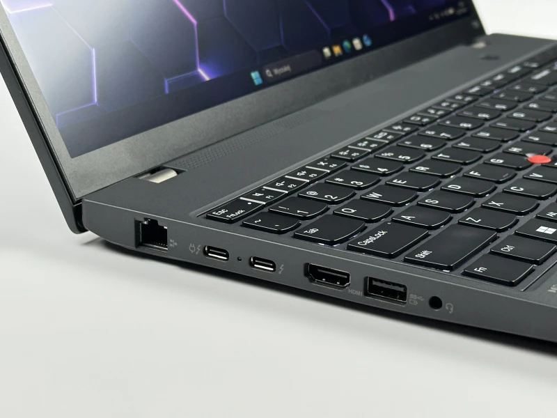 Lenovo ThinkPad T16 Gen 1 z procesorem i5-1235U i ekranem 16" FHD+. Laptop biznesowy z klawiaturą US, formatem 16:10 i złączami Thunderbolt 4.
