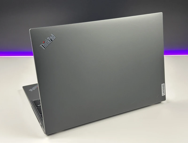 Lenovo ThinkPad T16 Gen 1 z procesorem i5-1235U i ekranem 16" FHD+. Laptop biznesowy z klawiaturą US, formatem 16:10 i złączami Thunderbolt 4.