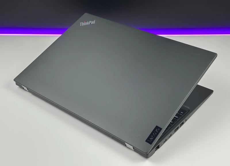 Lenovo ThinkPad T16 Gen 1 z procesorem i5-1235U i ekranem 16" FHD+. Laptop biznesowy z klawiaturą US, formatem 16:10 i złączami Thunderbolt 4.