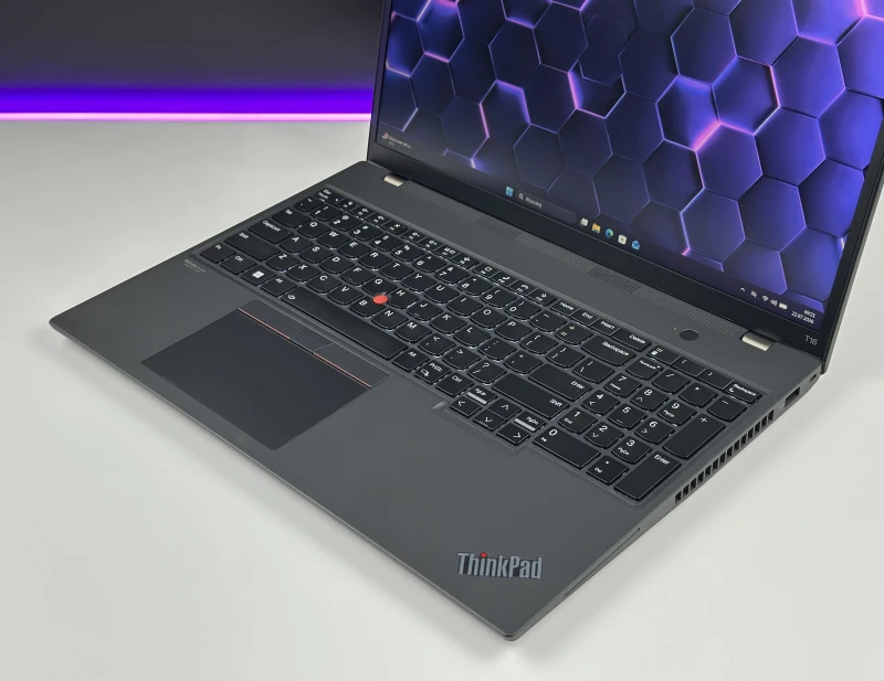 Lenovo ThinkPad T16 Gen 1 z procesorem i5-1235U i ekranem 16" FHD+. Laptop biznesowy z klawiaturą US, formatem 16:10 i złączami Thunderbolt 4.