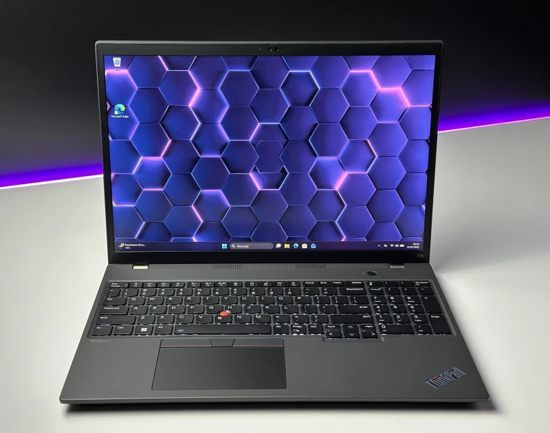 Lenovo ThinkPad T16 Gen 1 z procesorem i5-1235U i ekranem 16" FHD+. Laptop biznesowy z klawiaturą US, formatem 16:10 i złączami Thunderbolt 4.
