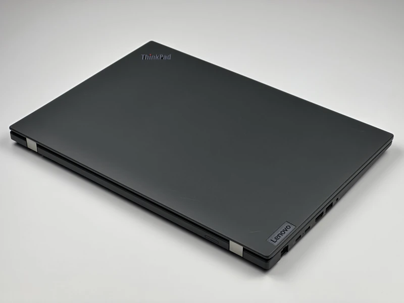 Lenovo ThinkPad T16 Gen 1 z procesorem i5-1235U i ekranem 16" FHD+. Laptop biznesowy z klawiaturą US, formatem 16:10 i złączami Thunderbolt 4.