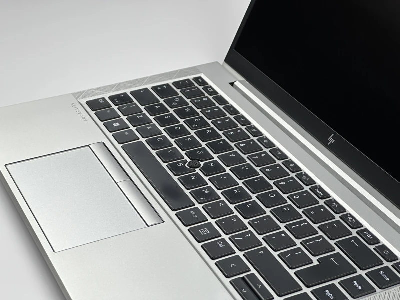 HP EliteBook 845 G8 z Ryzen 5 5650U i dotykowym ekranem 14” FHD. Biznesowy laptop z matową matrycą zapewnia komfort pracy w biurze i w podróży.