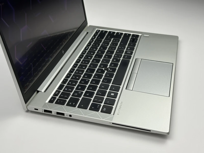 HP EliteBook 845 G8 z Ryzen 5 5650U i dotykowym ekranem 14” FHD. Biznesowy laptop z matową matrycą zapewnia komfort pracy w biurze i w podróży.