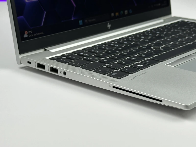 HP EliteBook 845 G8 z Ryzen 5 5650U i dotykowym ekranem 14” FHD. Biznesowy laptop z matową matrycą zapewnia komfort pracy w biurze i w podróży.
