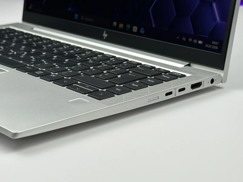 HP EliteBook 845 G8 z Ryzen 5 5650U i dotykowym ekranem 14” FHD. Biznesowy laptop z matową matrycą zapewnia komfort pracy w biurze i w podróży.