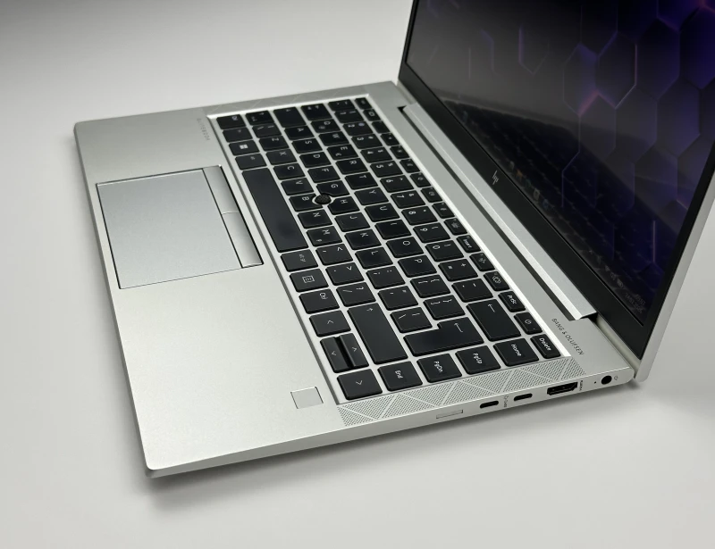 HP EliteBook 845 G8 z Ryzen 5 5650U i dotykowym ekranem 14” FHD. Biznesowy laptop z matową matrycą zapewnia komfort pracy w biurze i w podróży.