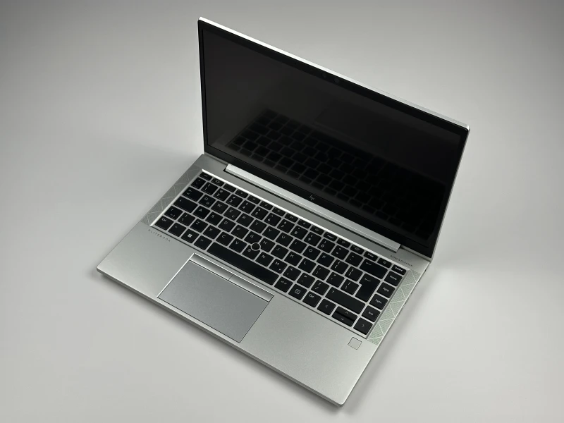 HP EliteBook 845 G8 z Ryzen 5 5650U i dotykowym ekranem 14” FHD. Biznesowy laptop z matową matrycą zapewnia komfort pracy w biurze i w podróży.