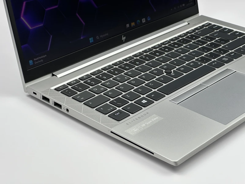 HP EliteBook 845 G7 – moc Ryzen 5 4650U, ekran FHD i stylowa, lekka konstrukcja. Doskonały wybór do pracy i codziennych zadań.