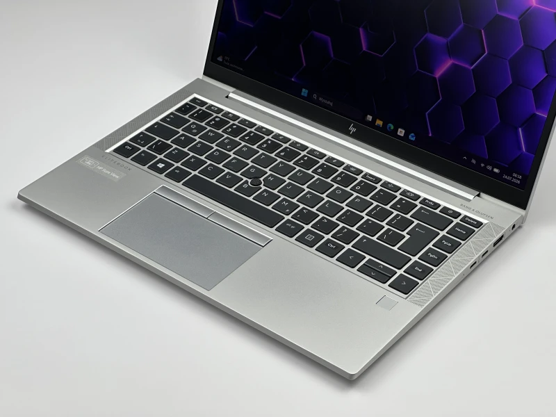 HP EliteBook 845 G7 – moc Ryzen 5 4650U, ekran FHD i stylowa, lekka konstrukcja. Doskonały wybór do pracy i codziennych zadań.