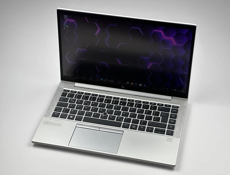 HP EliteBook 845 G7 – moc Ryzen 5 4650U, ekran FHD i stylowa, lekka konstrukcja. Doskonały wybór do pracy i codziennych zadań.
