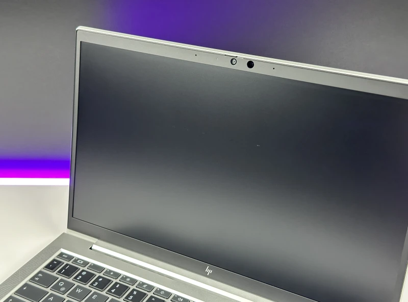 HP EliteBook 840 G7 z i5-10310U i ekranem FHD – smukły, biznesowy laptop stworzony do codziennej pracy w biurze, w podróży i w trybie zdalnym.
