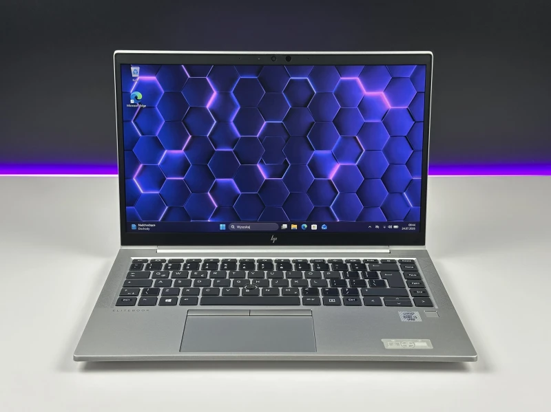 HP EliteBook 840 G7 z i5-10310U i ekranem FHD – smukły, biznesowy laptop stworzony do codziennej pracy w biurze, w podróży i w trybie zdalnym.