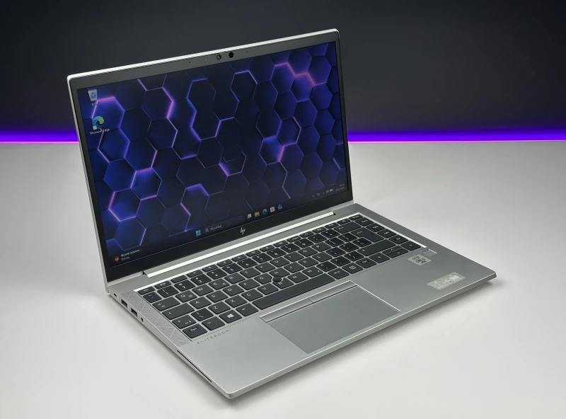 HP EliteBook 840 G7 z i5-10310U i ekranem FHD – smukły, biznesowy laptop stworzony do codziennej pracy w biurze, w podróży i w trybie zdalnym.