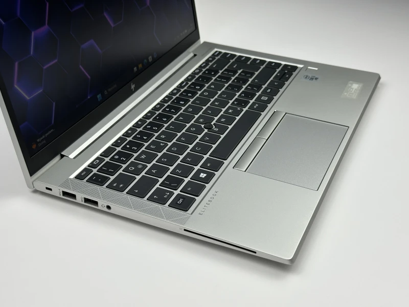 HP EliteBook 840 G7 z i5-10310U i ekranem FHD – smukły, biznesowy laptop stworzony do codziennej pracy w biurze, w podróży i w trybie zdalnym.