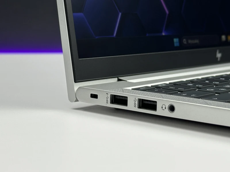 HP EliteBook 840 G7 z i5-10310U i ekranem FHD – smukły, biznesowy laptop stworzony do codziennej pracy w biurze, w podróży i w trybie zdalnym.