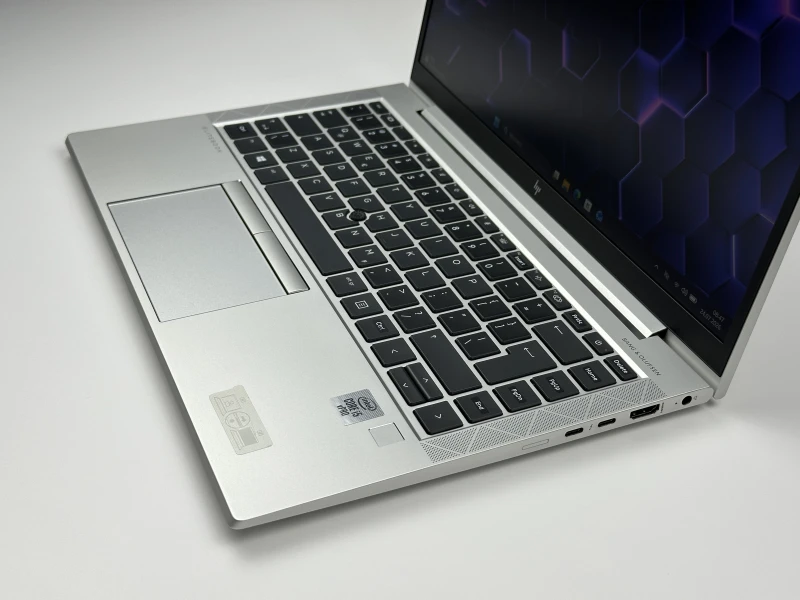 HP EliteBook 840 G7 z i5-10310U i ekranem FHD – smukły, biznesowy laptop stworzony do codziennej pracy w biurze, w podróży i w trybie zdalnym.