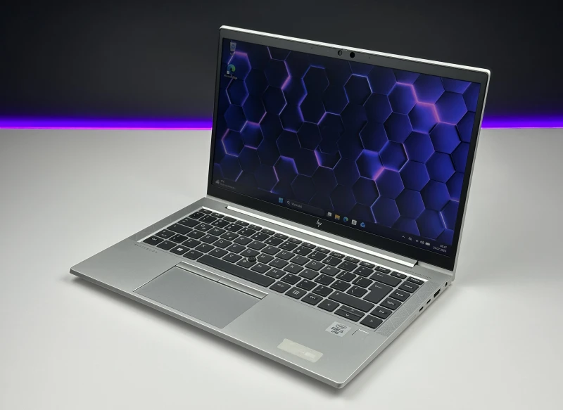 HP EliteBook 840 G7 z i5-10310U i ekranem FHD – smukły, biznesowy laptop stworzony do codziennej pracy w biurze, w podróży i w trybie zdalnym.