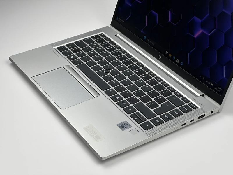HP EliteBook 840 G7 z i5-10310U i ekranem FHD – smukły, biznesowy laptop stworzony do codziennej pracy w biurze, w podróży i w trybie zdalnym.