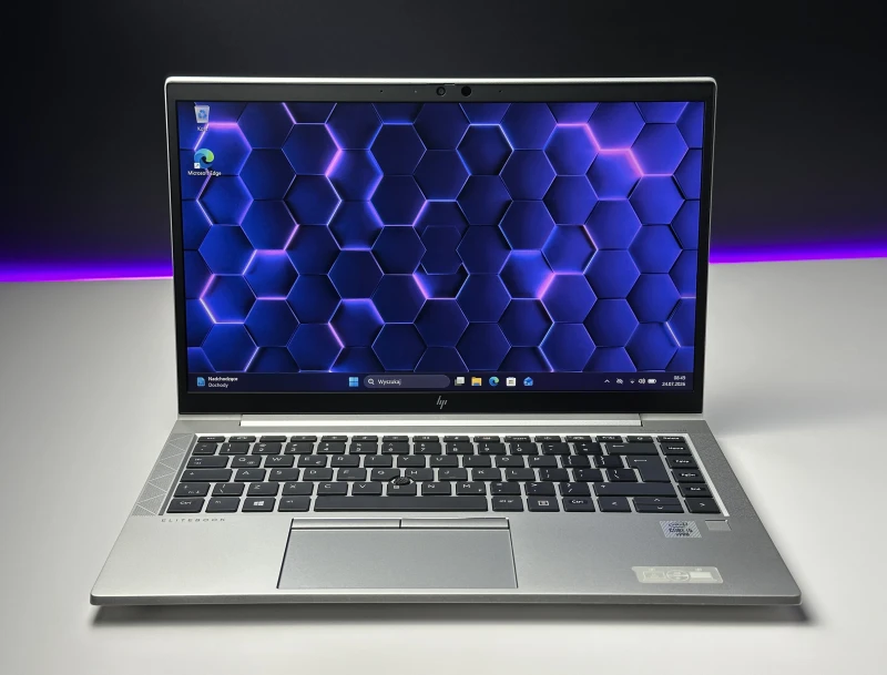 HP EliteBook 840 G7 z i5-10310U i ekranem FHD – smukły, biznesowy laptop stworzony do codziennej pracy w biurze, w podróży i w trybie zdalnym.