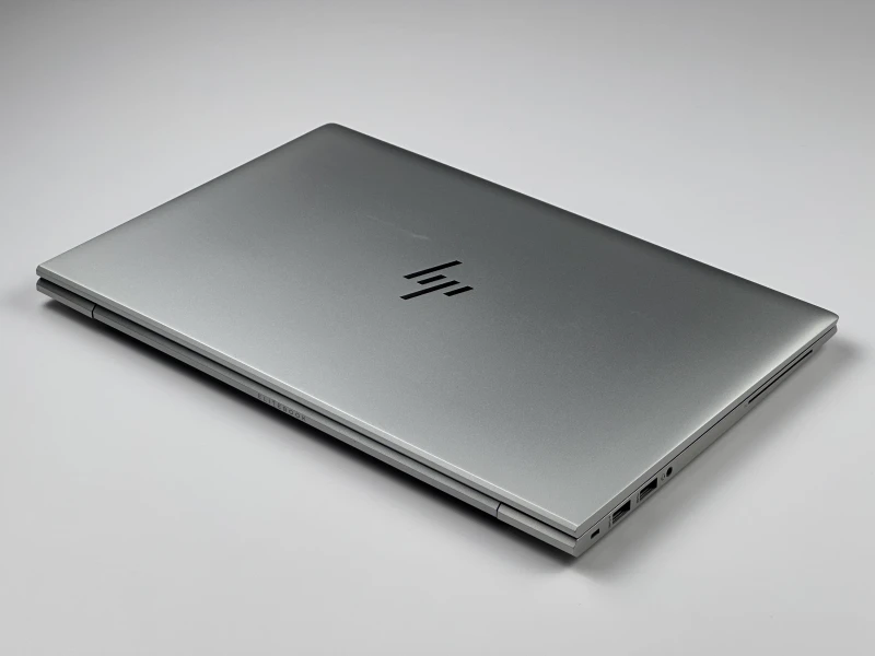 HP EliteBook 840 G7 z i5-10310U i ekranem FHD – smukły, biznesowy laptop stworzony do codziennej pracy w biurze, w podróży i w trybie zdalnym.