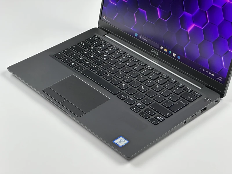 Dell Latitude 7400 - procesor i5-8365U, ekran 14" FHD. Biznesowy ultrabook z lekką obudową Carbon – idealny do pracy mobilnej i biura.