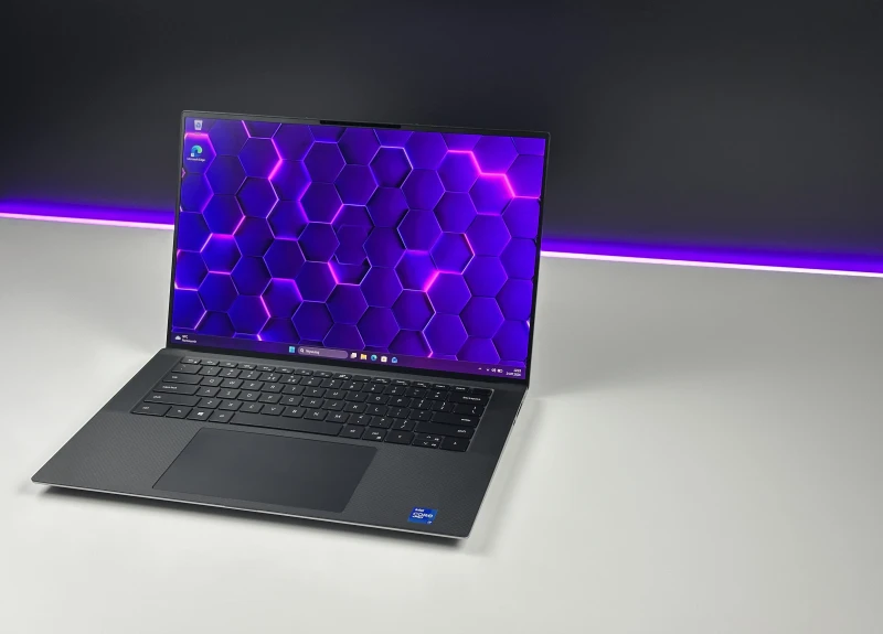 Dell Precision 5560 z i7-11850H i ekranem 15,6" FHD+. Smukła stacja robocza z klawiaturą US, czytnikiem linii papilarnych.