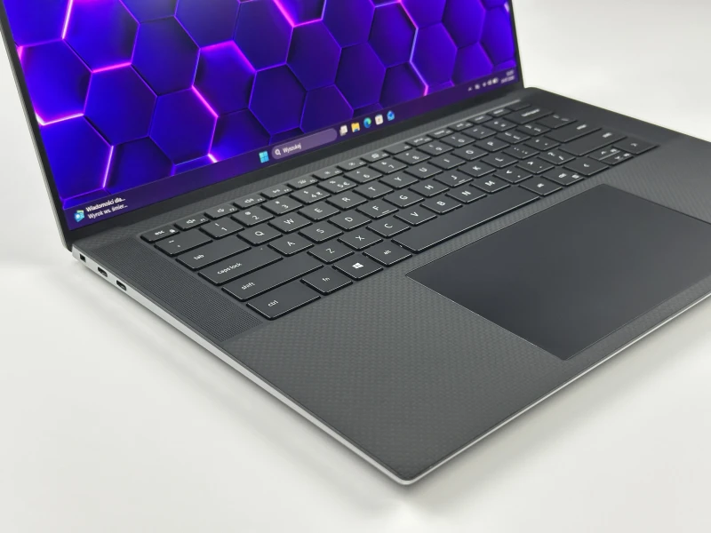 Dell Precision 5560 z i7-11850H i ekranem 15,6" FHD+. Smukła stacja robocza z klawiaturą US, czytnikiem linii papilarnych.