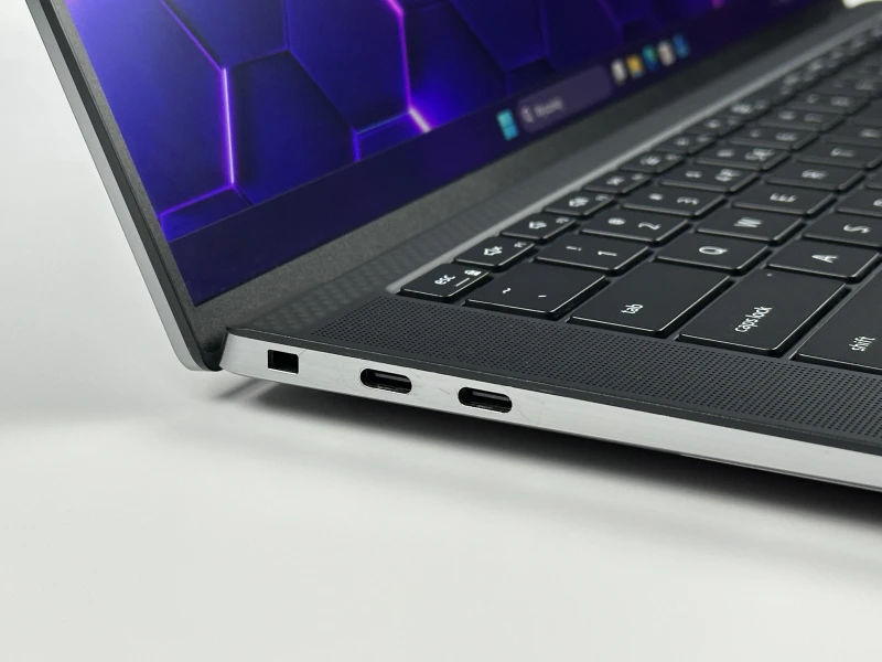 Dell Precision 5560 z i7-11850H i ekranem 15,6" FHD+. Smukła stacja robocza z klawiaturą US, czytnikiem linii papilarnych.