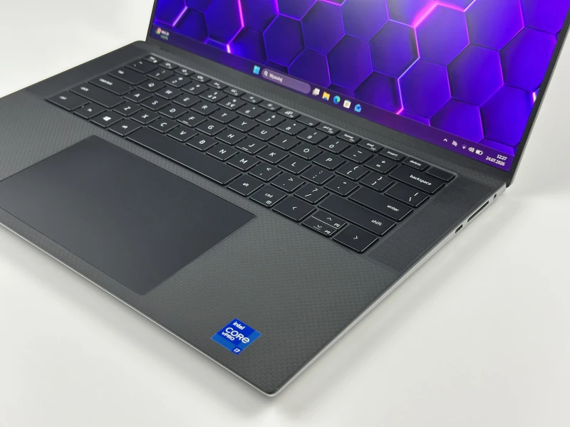 Dell Precision 5560 z i7-11850H i ekranem 15,6" FHD+. Smukła stacja robocza z klawiaturą US, czytnikiem linii papilarnych.