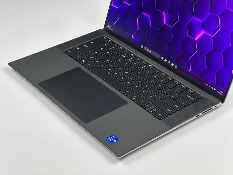 Dell Precision 5560 z i7-11850H i ekranem 15,6" FHD+. Smukła stacja robocza z klawiaturą US, czytnikiem linii papilarnych.
