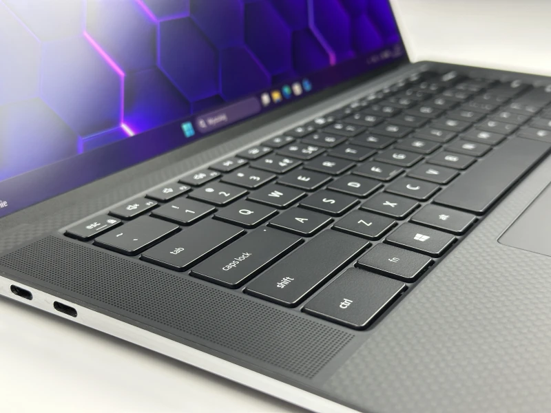 Dell Precision 5560 z i7-11850H i ekranem 15,6" FHD+. Smukła stacja robocza z klawiaturą US, czytnikiem linii papilarnych.