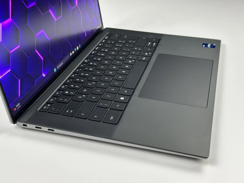 Laptop Dell Precision 5570 z i9-12900H, ekranem 15.6" FHD+ i RTX A2000. Smukła stacja robocza z czytnikiem linii papilarnych i pamięcią DDR5.