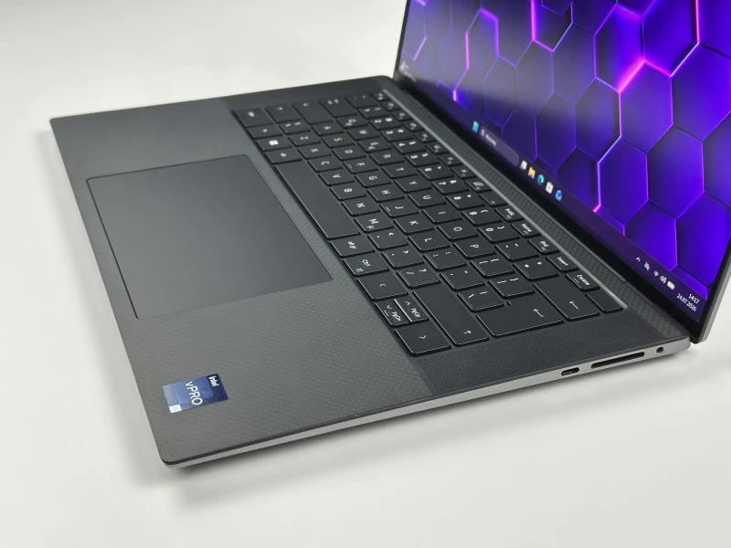 Laptop Dell Precision 5570 z i9-12900H, ekranem 15.6" FHD+ i RTX A2000. Smukła stacja robocza z czytnikiem linii papilarnych i pamięcią DDR5.