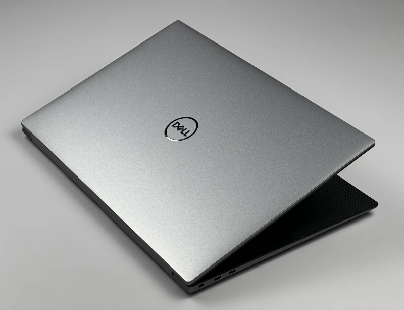 Laptop Dell Precision 5570 z i9-12900H, ekranem 15.6" FHD+ i RTX A2000. Smukła stacja robocza z czytnikiem linii papilarnych i pamięcią DDR5.