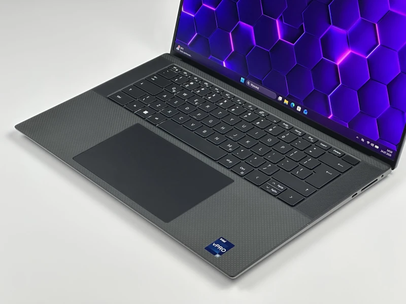 Laptop Dell Precision 5570 z i9-12900H, ekranem 15.6" FHD+ i RTX A2000. Smukła stacja robocza z czytnikiem linii papilarnych i pamięcią DDR5.