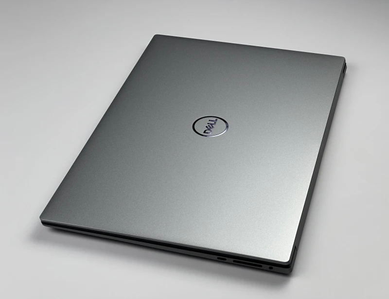 Laptop Dell Precision 5570 z i9-12900H, ekranem 15.6" FHD+ i RTX A2000. Smukła stacja robocza z czytnikiem linii papilarnych i pamięcią DDR5.