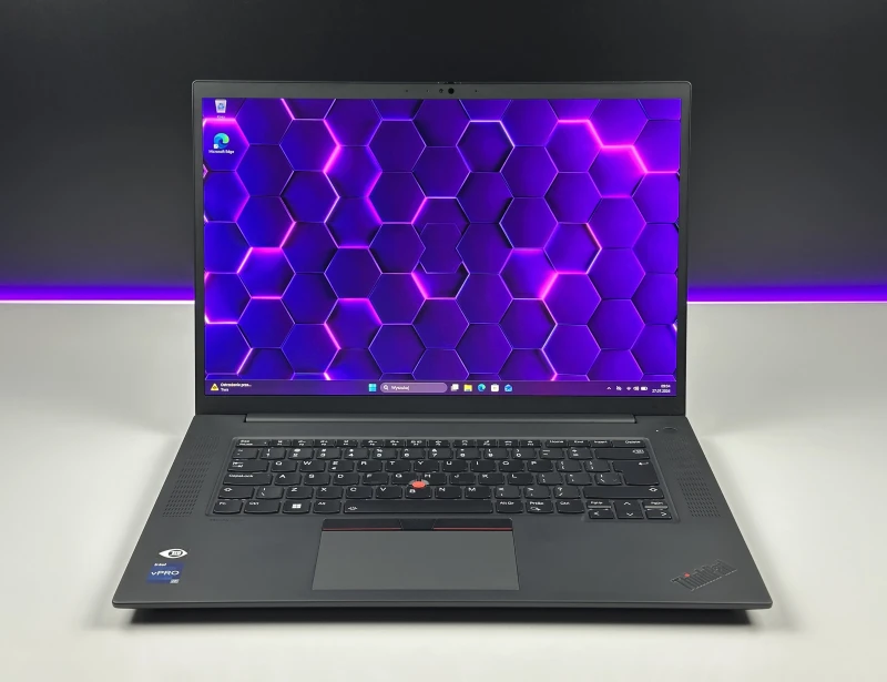 Lenovo ThinkPad P1 Gen 5 z i7-12800H, 4K UHD+ i RTX A1000. Smukła stacja robocza z klapą Carbon, czytnikiem linii papilarnych i Thunderbolt.